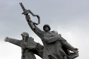 Uzvaras dienas svinības noslēgušās ar atkritumu kaudzēm