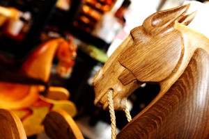 Galerijā „Istaba” atklāta šūpuļzirdziņu izstāde