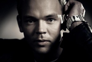 Lauris Reiniks piedāvā jauno albumu “Nakts veikalā”.