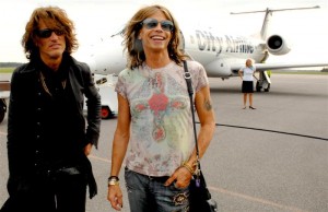 Milzīgs ekrāns, 13 metru gara mēle. Vairākas lidmašīnas, 7 autobusi un 7 smagās mašīnas ar visu Aerosmith koncertam nepieciešamo