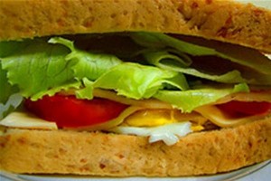 Igaunijas pilsētas Sillamē iedzīvotāji pilsētas 50 gadu jubilejā gatavos 50 metrus garu sviestmaizi