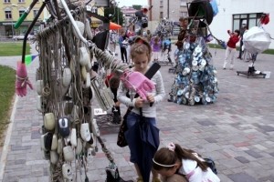 Valmierā iedzīvotāju interesi piesaista no otrreiz pārstrādājamiem atkritumiem veidotu skulptūru izstāde