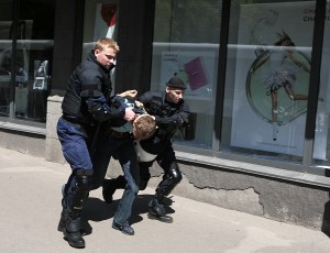 Britu tūristam Rīgā piemēro Ls 1800 naudas sodu