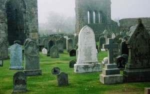 Čīlē naktīs notiek ekskursijas kapos