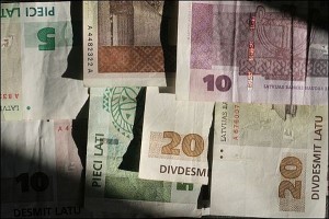 Aizdomās par liela apjoma zādzību Rīgā aiztur Lielbritānijas pilsoni