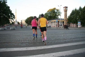 Britu ministrija: Lētās aviobiļetes un alkohols ir galvenie iemesli britu sliktajai uzvedībai ārzemēs