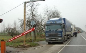 Šlesers: Rindas uz Latvijas - Krievijas robežas ir pozitīva problēma