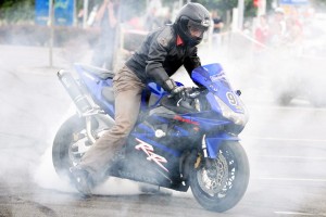 Japāņu motociklists nepamana norautu kāju