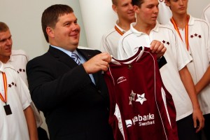 Ministru prezidents sveic U-18 basketbola valstsvienību