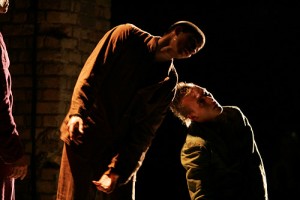 Aktieri izrādes laikā viens otru sadur pa īstam