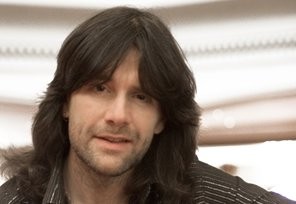 Šovbiznesa zvaigzne Roberts Velss    Liepājā ieradīsies ar privātu lidmašīnu