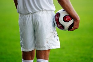 Pēc futbolista sirds apstāšanās pārtraukta Anglijas kausa izcīņas spēle