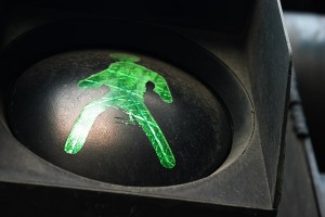 Par ielas šķērsošanu tam neparedzētā vietā Rīgā vakar sodīti 28 gājēji