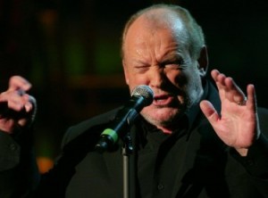 Džo Kokers Rīgā dziedās Himnu