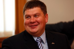 Ministru prezidents pieļauj "algu iesaldēšanu" valsts sektorā