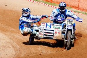 Latvijas motokrosa izlase izcīna uzvaru Nāciju kausa izcīņā blakusvāģiem