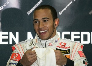 Hamiltons uzvar Japānas "Grand Prix" un pietuvojas pasaules čempiona titulam