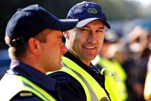 Pie Saeimas pulcējas apmēram 3000 piketētāju