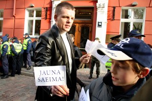 Einars Repše un vēl 2000 cilvēki parakstījušies par Satversmes grozījumiem