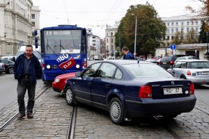 Tramvaja sliedes nav domātas privātajiem transportlīdzekļiem