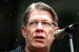 Zatlers: Valdībai ir jāatkāpjas