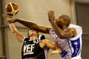 “VEF Rīga” līdzvērtīgā cīņā piekāpjas "Barons/LMT"