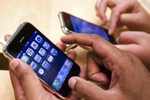 Lielbritānijā un Vācijā piektdien uzsāk "iPhone" tirdzniecību