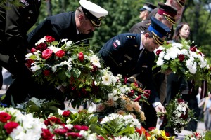 Valsts augstākās amatpersonas noliek ziedus pie Brīvības pieminekļa