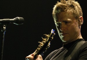 Bryan Adams tuvojas Rīgai