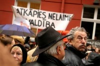 Pie Saeimas ēkas sapulcējušies ap 300 piketētāju