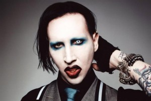 Merilins Mensons cer pārdot izsolē savu priekšādiņu