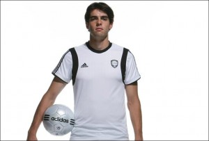 Par 2007.gada labāko futbolistu FIFA versijā nosaukts brazīlietis Kaka