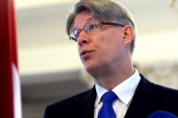 Zatlers turpina vērtēt Ministru prezidenta amata pretendentus