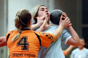 "Stopiņu NHK" handbolistes apspēlē studentes