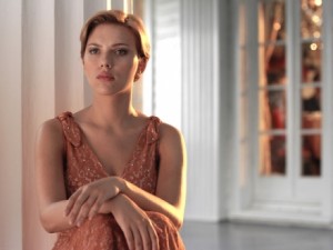 Skārleta Johansone gatava izdot Toma Veitsa dziesmu albumu un kļūt par kinorežisori