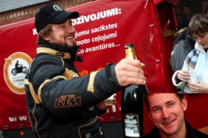 180 dienās ar motocikliem apkārt pasaulei