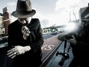 Pīts Dohertijs izlikts no mājām