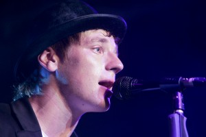 Grupa Gain Fast dāvās prieku jaunajām māmiņām