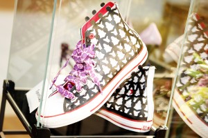 „Domina” atklāj kurpju sezonu un aicina parādīt interesantākos kurpju „blakusefektus”