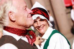 Senioru koru un deju kolektīvu koncerts Doma laukumā