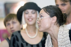 Vecpilsētas teātra izrāde „Spēle ar brāļiem” notiek „Valtera un Rapas” grāmatnīcā