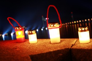 "Gaismas tilti" Rīgā un Latvijā pulcē tūkstošus