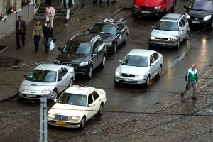 Rīgas ielās šogad esot mazāk transportlīdzekļu