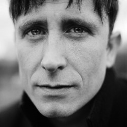 Rītvakar Rīgā uzstāsies Adams Ficeks un "Roses Kings Castles" no Lielbritānijas