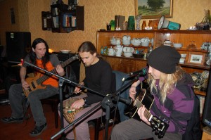 FOTO: "Apēdājs" spēlē akustisku koncertu "Leningradā"