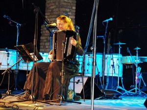 FOTO: Evelīna Petrova un "Gaiteiros De Lisboa" uzstājas pasaules mūzikas festivāla "PORTA" ietvaros