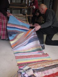 Saulkrasti Latvijai dāvina 107 metrus garu audeklu