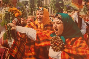 FOTO: Šīs vasaras dziesmu un deju svētkiem veltīta fotoalbuma prezentācija