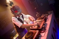 "Dirty Deal Cafe" notiks elektroniskās popmūzikas pasākums "Night Riders"