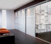 Racionāla telpas izmantošana- bīdāmās durvis